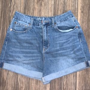 NO BOUNDARIES No gap waistband, curvy shorts size 11!